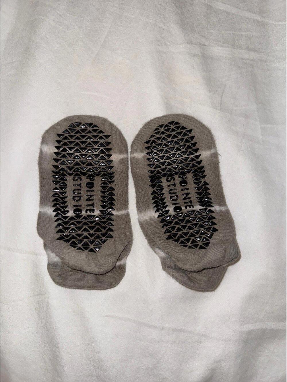 Pointe studio tie dye grip socks
